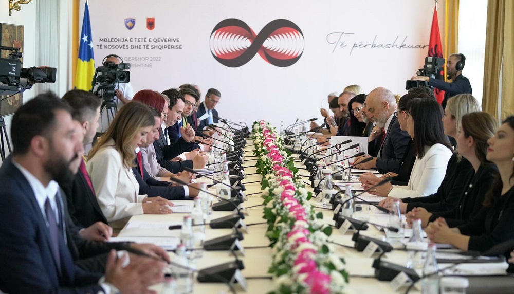 Neser mbledhja e dy qeverive ne Gjakove, nenshkruhen 10 marreveshje